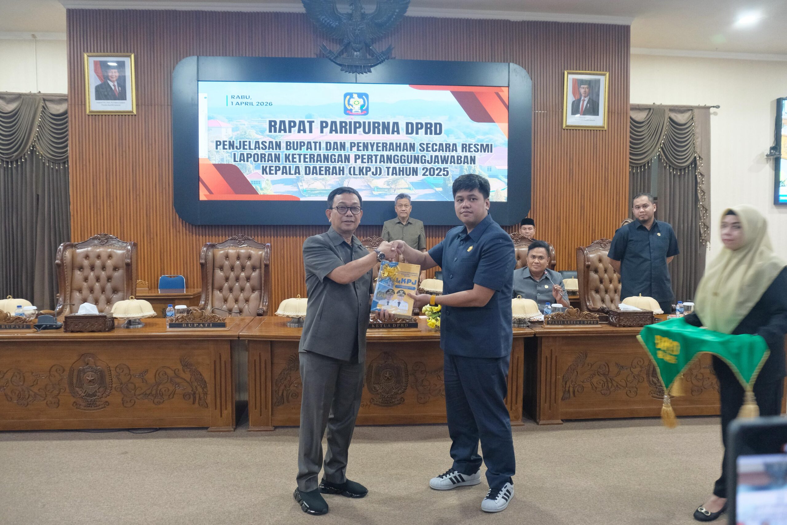 Bupati Soppeng Serahkan LKPJ 2025: Rp1,14 Triliun Dikelola, Komitmen Pelayanan Dibuktikan