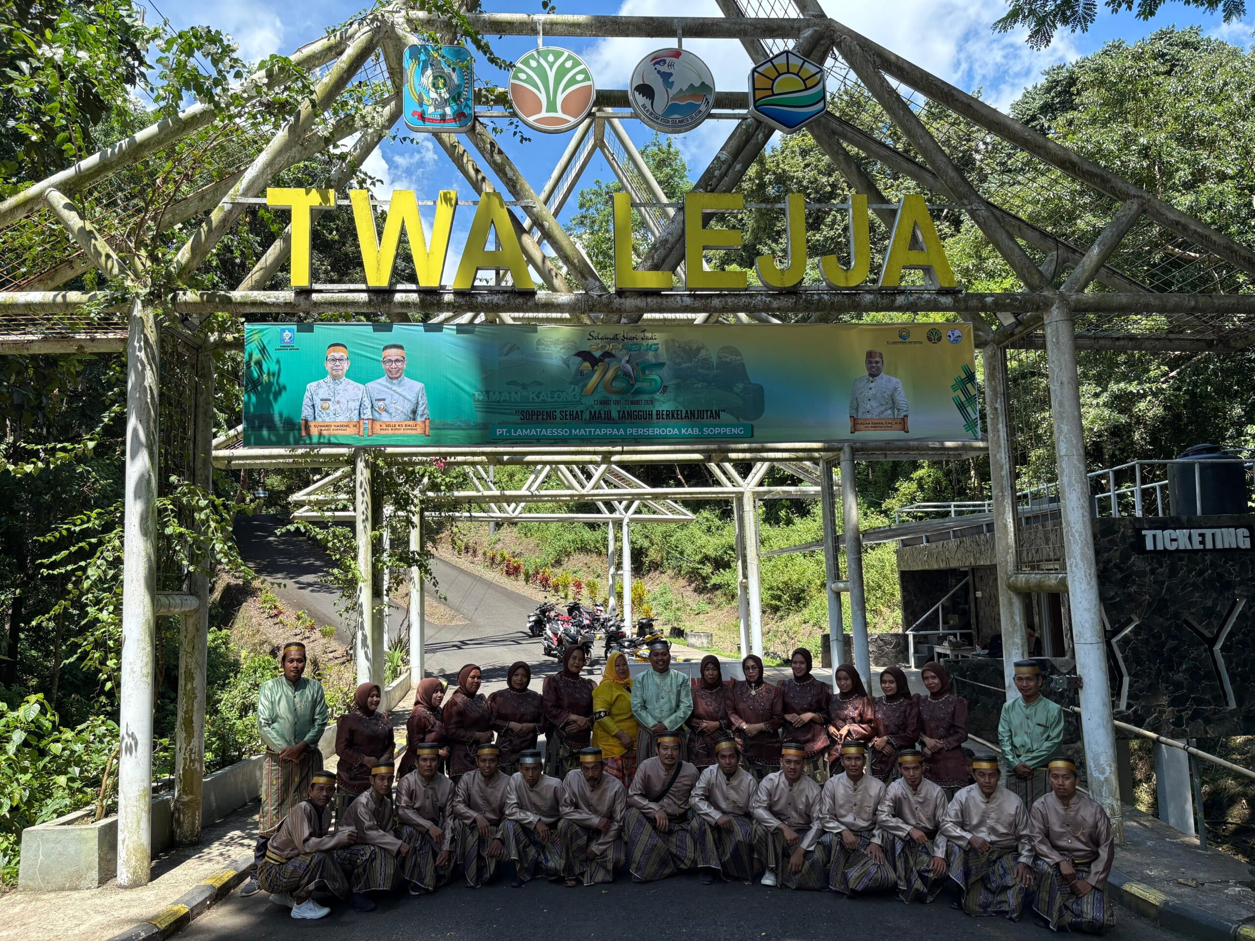 Peringati HJS Soppeng ke-765, Manajemen dan Karyawan TWA Lejja Sambut Pengunjung dengan Pakaian Adat